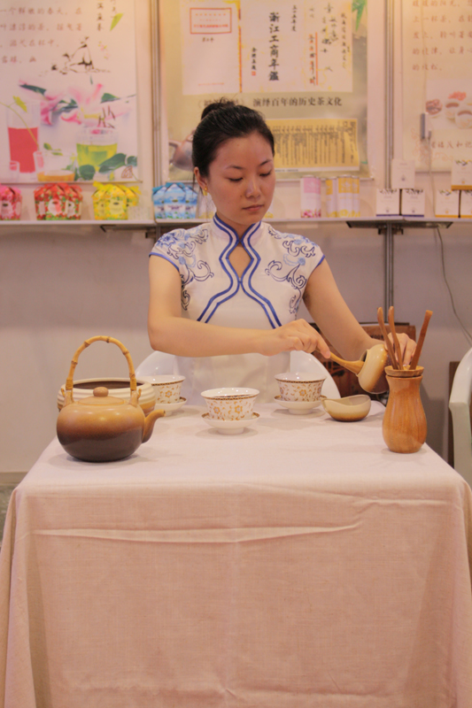 公司茶藝隊在中華老字號精品博覽會(huì )中表演茶藝